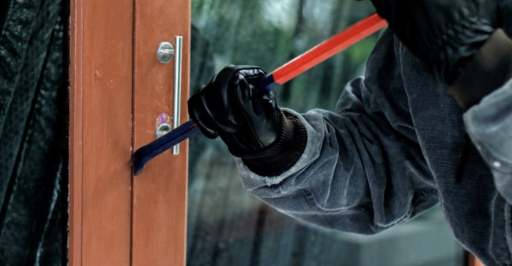 Así pueden abrir los ladrones la puerta de tu casa para robar en menos de  dos minutos